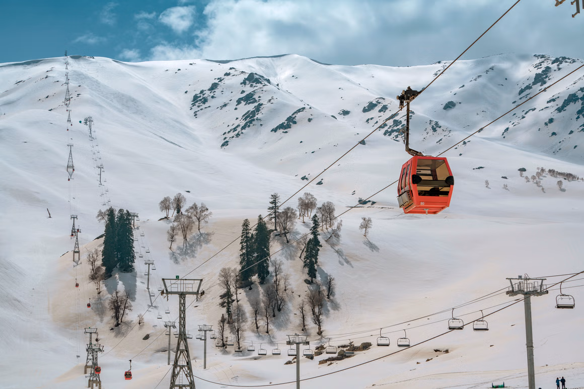 Kashmir Holidays | Houseboat Experience and Beyond